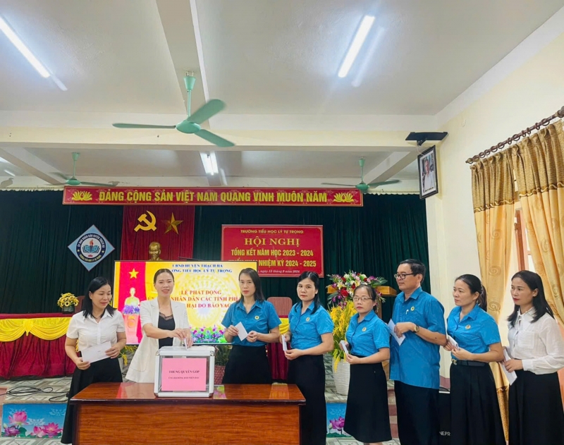 CNVCLĐ huyện Thạch Hà chung tay ủng hộ Nhân dân bị thiệt hại do bão, lũ
