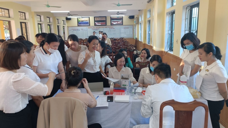 Công đoàn THPT Cẩm Bình: Phối hợp tư vấn, khám bệnh, chăm sóc sức khỏe cho cán bộ, giáo viên, nhân viên