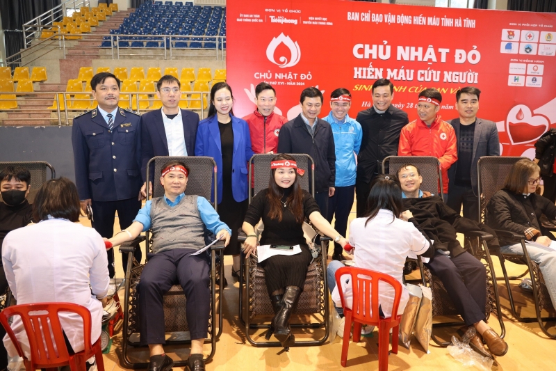 Gần 600 đoàn viên, công nhân viên chức lao động Hà Tĩnh hiến máu tại Chương trình “Ngày Chủ nhật đỏ” năm 2024