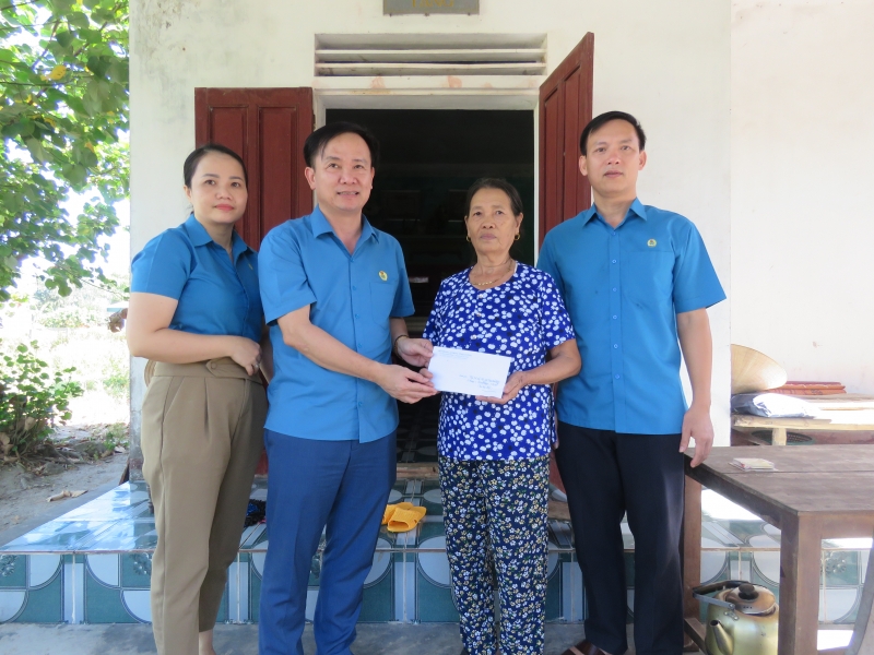 LĐLĐ tỉnh: Thăm sức khỏe, tặng quà Mẹ Việt Nam anh hùng Lê Thị Dẫm 