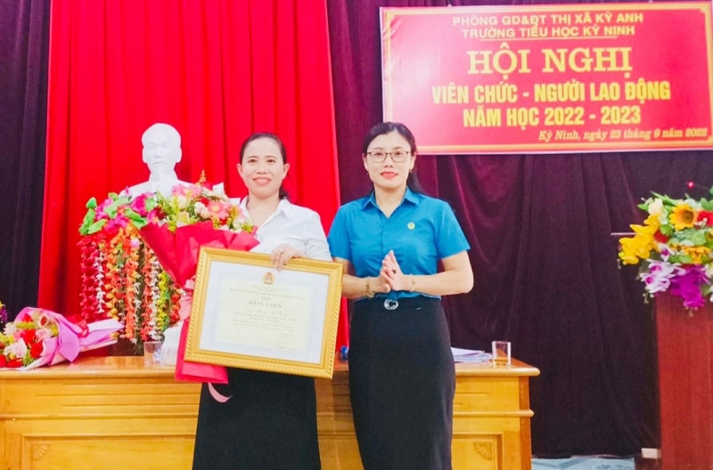 Nữ CNVCLĐ tiêu biểu trong phong trào thi đua “Giỏi việc nước, đảm việc nhà” thị xã Kỳ Anh