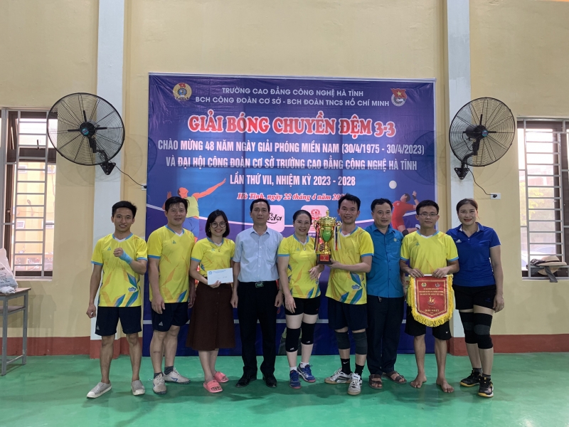 CĐCS Trường Cao đẳng Công nghệ Hà Tĩnh: Giải bóng chuyền đệm chào mừng đại hội CĐCS nhiệm kỳ 2023 - 2028