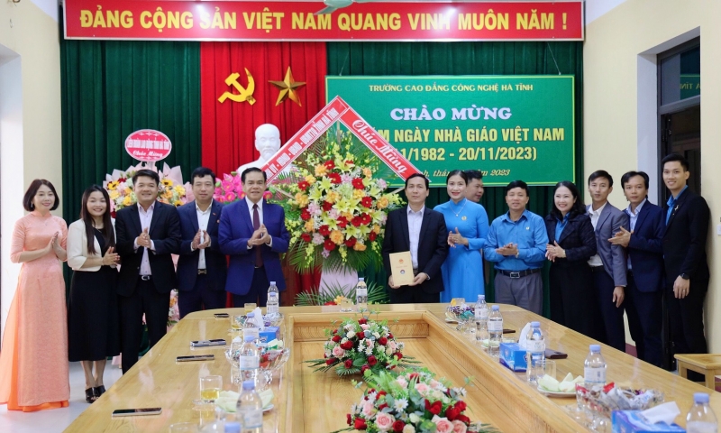 Chủ tịch UBND tỉnh Võ Trọng Hải chúc mừng Trường Cao đẳng Công nghệ Hà Tĩnh nhân Ngày Nhà giáo Việt Nam