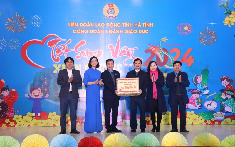 CĐN Giáo dục Hà Tĩnh tổ chức Chương trình “Tết sum vầy - Xuân chia sẻ” năm 2024