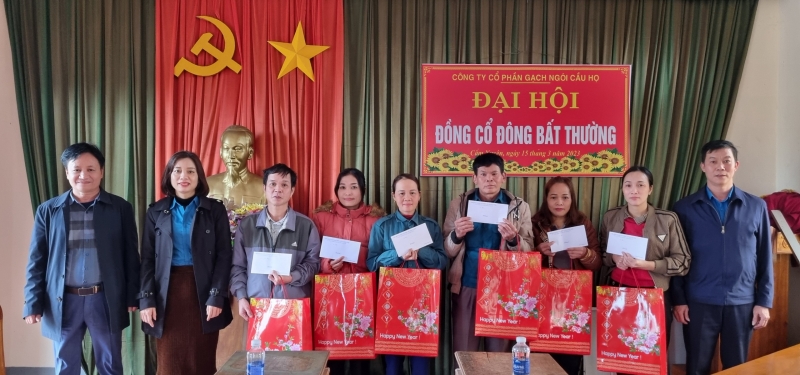 CĐN Giao thông - Xây dựng nắm tình hình và trao quà cho CNLĐ tại Công ty CP gạch ngói Cầu Họ
