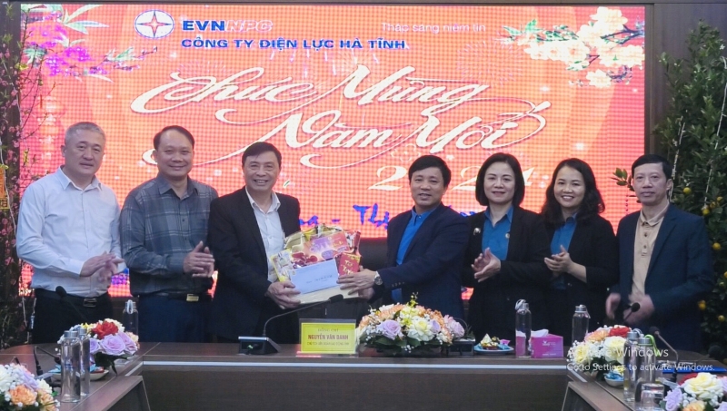Thường trực Liên đoàn Lao động tỉnh chúc tết các cơ quan, đơn vị làm nhiệm vụ trong dịp tết Nguyên đán
