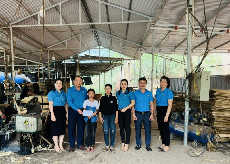 Hương Khê: Trao kinh phí hỗ trợ, đỡ đầu con công nhân lao động quý II năm 2024